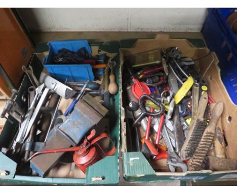 TWO TRAYS OF TOOLS TO INCLUDE AN ENGINEERS VICE