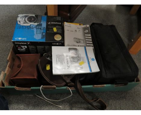 A TRAY OF VINTAGE CAMERA AND PHOTOGRAPHIC EQUIPMENT TO INCLUDE A MINOLTA 