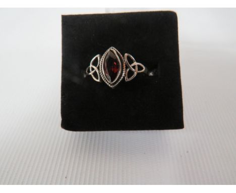 A DECORATIVE SILVER DRESS RING 