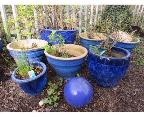 A LARGE BLUE CERAMIC GARDEN PLANTER AND SIX SMALLER PLANTERS ETC