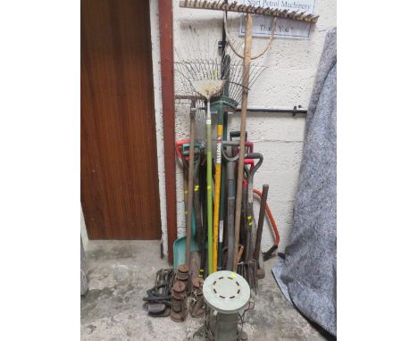 A LARGE SELECTION OF GARDEN TOOLS TO INCLUDE A PARAFFIN HEATER