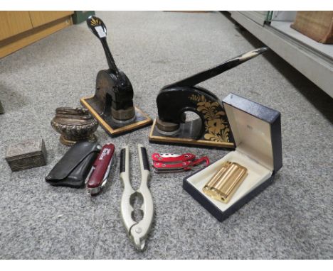 A TRAY OF COLLECTABLE'S TO INCLUDE TWO CAST METAL PAPER STAMPS, CIGARETTE LIGHTER ETC 