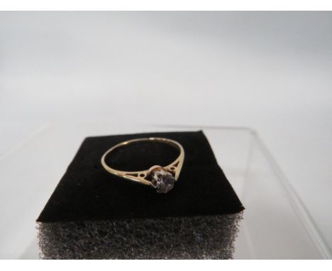 A HALLMARKED 9 CARAT GOLD DIAMOND SOLITAIRE RING - BAND SPILT/BROKEN, diamond of estimated being 10 pts , approx weight 1.2g 