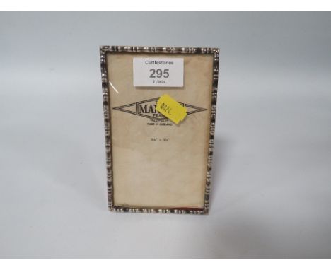 A SMALL HALLMARKED SILVER RECTANGLE PHOTO FRAME 