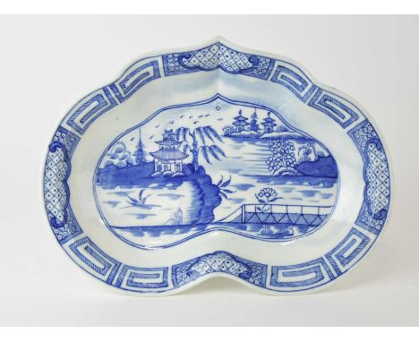 A Caughley heart-shaped dessert dish in the 'Weir' pattern, circa 1785-93, painted in underglaze blue with the main pattern c
