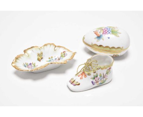 A small group of Herend porcelain in the 'Queen Victoria' pattern, 20th century, comprising a baby's shoe, numbered 7570/VBO,