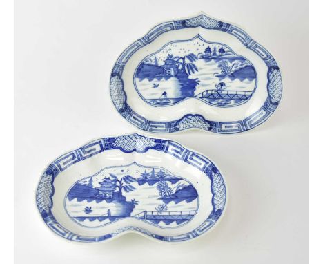 A pair of Caughley heart-shaped dessert dishes in the 'Weir' pattern, circa 1785-93, painted in underglaze blue with the land