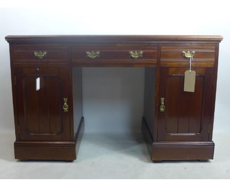 An Edwardian mahogany kneehole desk, H.77 W.120 D.54cm 