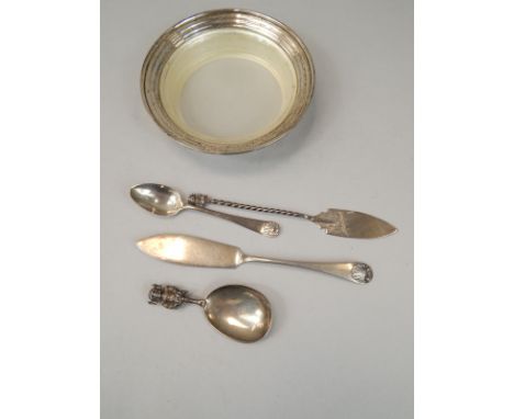 A collection of small silver, to include a George V Lincoln Imp caddy spoon, Birmingham 1936, a dish with a frosted glass ins