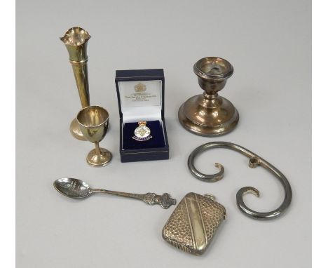 Miscellaneous small silver etc., to include a dwarf candlestick, a posy holder, small egg cup, plated vesta etc.