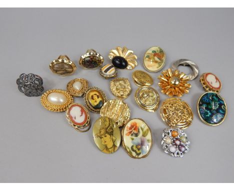 A quantity of scarf rings, of various designs, some stone set, the other painted. (1 bag)