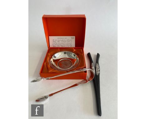 A boxed hallmarked silver Elizabeth II and Prince Phillip Anniversary dish with a pair of silver tongs and silver mounted ebo