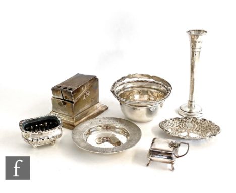 A small parcel lot of assorted hallmarked silver items to include a small basket, bon bon dish, Armada dish, condiments, a bu