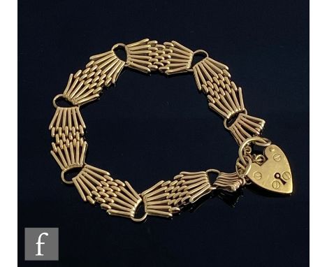 A modern 9ct five bar fan gate bracelet terminating in padlock fastener, weight 17.5g. 