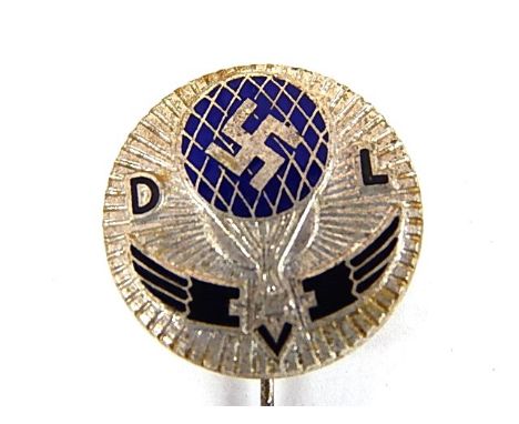 GERMAN SECOND WORLD WAR DLV (DEUTSCHER LUFTSPORTVERBAND) ENAMEL MEMBERS STICKPIN bearing a blue air balloon centred with a sw