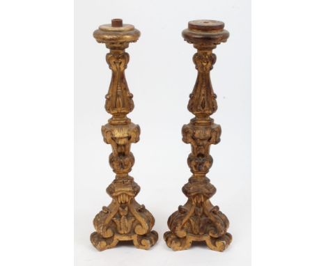 Pair of 18th century-style Italian carved giltwood altar stick form table lamps of typical knopped baluster form on spread tr