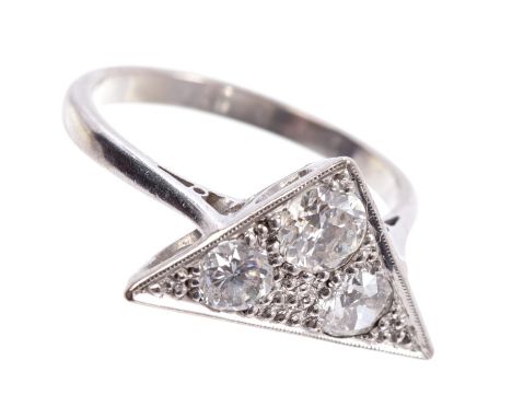 Art Deco-style diamond ring, the triangular plaque with three old cut and brilliant cut diamonds in grain setting, on white g