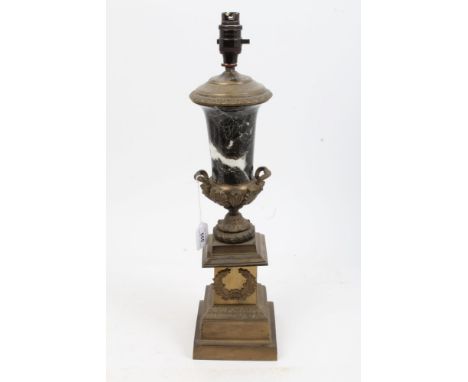 Early 20th century gilt metal and marble classical campana urn-shaped electric table lamp on stepped base, 56cm high