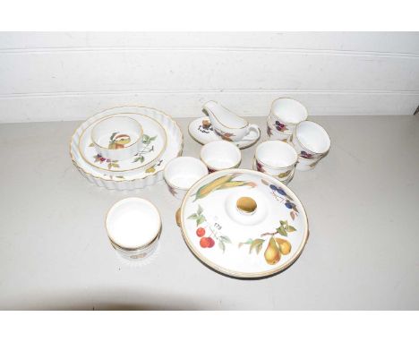 Quantity of Royal Worcester Evesham pattern table wares