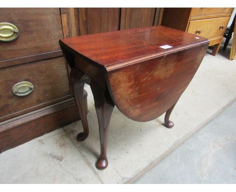 An Edwardian mahogany oval top occasional table, the rising leaves over cabriole gate leg 