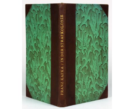Franz Kafka. In der Strafkolonie. Leipzig, Kurt Wolff 1919. Originalhalblederband mit grün-braunen Buntpapierdeckelbezügen. R