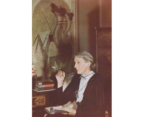   Gisèle FreundVirginia Woolf vor einem Fresko von Vanessa Bell, London  Späterer C-Print. 30,2 x 20,5 cm (38,4 x 28,6 cm). U