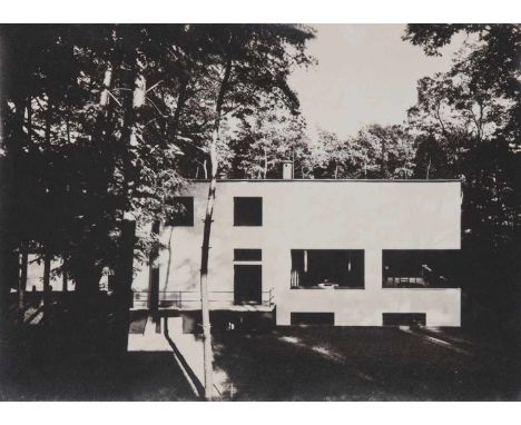   Lucia MoholyWohnhaus Gropius in der Bauhausmeistersiedlung  Vintage, Gelatinesilberabzug (Photopostkarte, ungelaufen). 8,3 