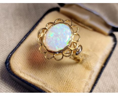 9ct Gold &amp; Opal Dress Ring, size P &amp; 2.7g