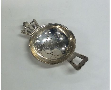 R E STONE: A stylish silver tea strainer of typical form. Approx. 33 grams. Est. £50 - £80.