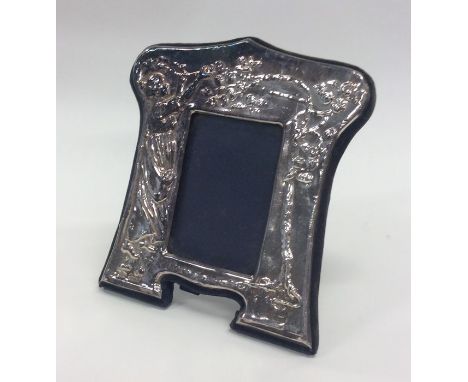 A stylish silver modern picture frame on bracket feet. London. Approx. 176 grams. Est. £25 - £35.
