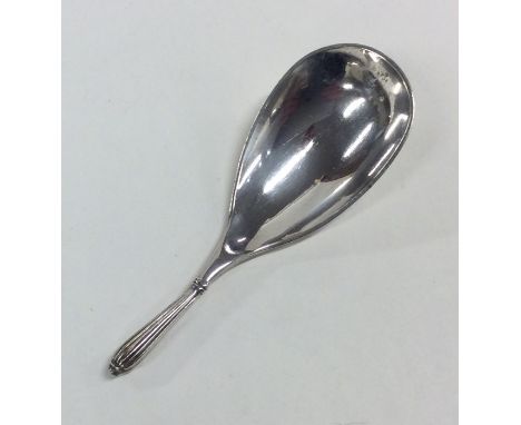 An unusual silver caddy scoop with reeded handle. Approx. 20 grams. Est. £20 - £30.