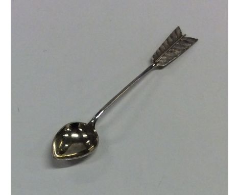 A Russian silver spoon in the form of an arrow. Punched to reverse. Approx. 6.6 grams. Est. £15 - £20.