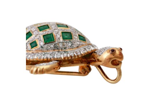 Brosche/Anhänger "Schildkröte"mit Smaragden u. Brill. zus. ca. 0,8 ct