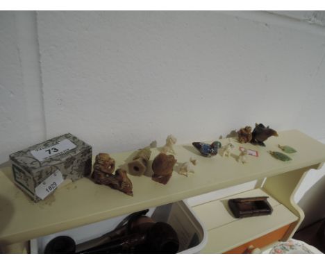 A selection of vintage trinkets and jewellery including jade
