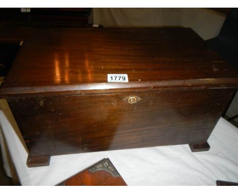 A music box with 3 bells and playing 8 tunes, needs a clean
All teeth and tips are present
In working order but butterfly nee
