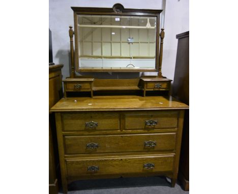 Edwardian oak dressing table, adjustable mirror with rectangular bevelled plate, carved urn pediment, fluted supports above t