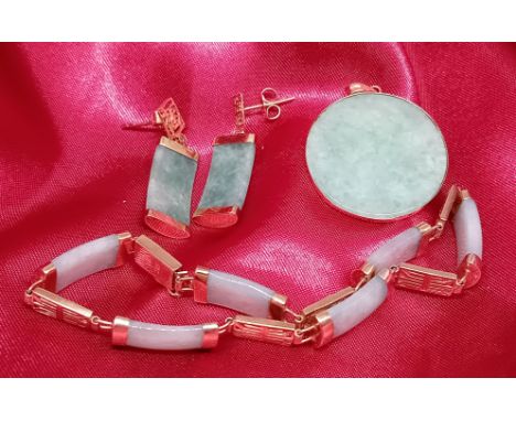 A set of 9ct gold and jade jewellery to include pendant, bracelet and earrings.