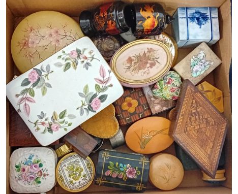 A collection of decorative trinket boxes, to include mother of pearl details, porcelain, etc.