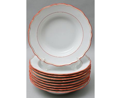 Neun Suppenteller, Meissen, 1. H. 20. Jh.Porzellan, Neuer Ausschnitt, korallenroter Rand, anschließend Goldfaden, korallenrot