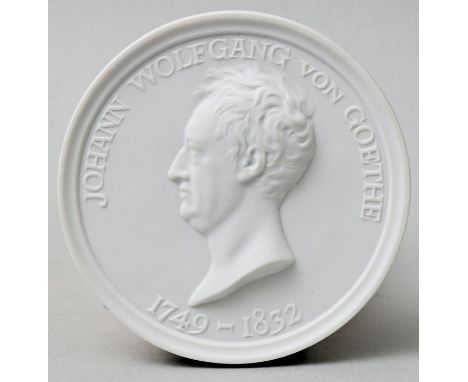 Plakette Bildnis J. W. Goethe, Meissen, 2. H. 20. Jh.Biskuitporzellan. Reliefierte Bildnisbüste des Dichters nach Leonhard Po