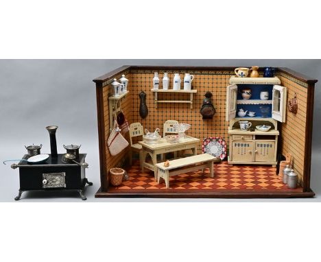 Puppenstube, 1. Drittel 20. Jh.Holz, handbemalt. Rustikale ein-Raum-Küche mit handgemaltem Boden und tapezierten Wänden in Fl