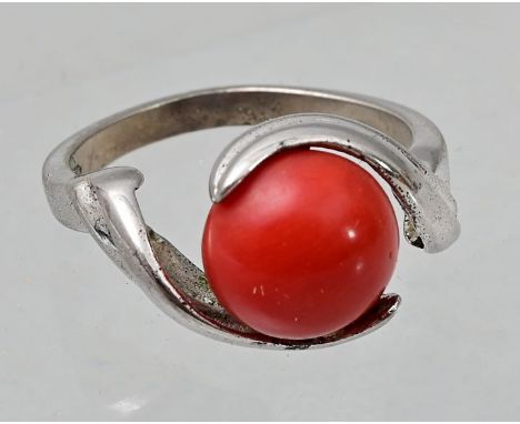 Dekorativer Ring mit Koralle800er Silber. Gegenläufige Schiene mit perlrundem Korallecabochon in wellenförmiger Fassung. Ring