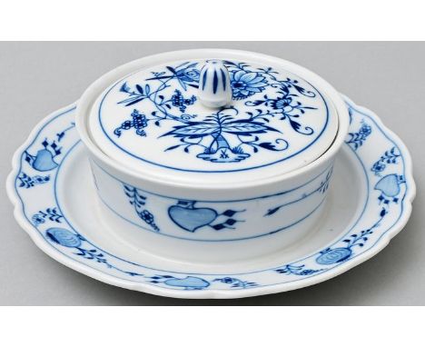 Käsedose, Teichert, um 1900Porzellan. Neuer Ausschnitt, Zwiebelmusterdekor. Pfeilmarke. Deckel der Firma Meissen (neueren Dat