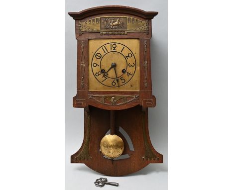 Penaat, Willem (1875 - 1957 Amsterdam)Freischwinger, um 1900. Jugendstil-Wanduhr im Vollholzgehäuse und Messingapplikationen.