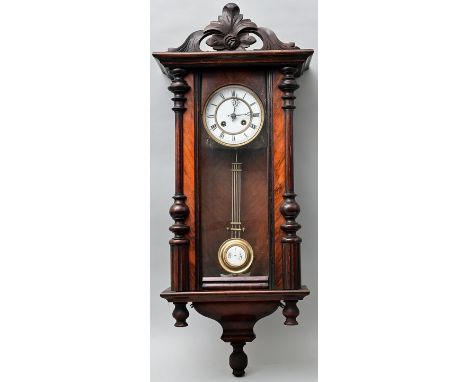 Zeittypischer Regulator, spätes 19. Jh.Wanduhr im dunkel gebeizten Holzgehäuse mit gedrechselten Ornamenten und dreiseitiger 