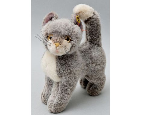Sulla Katze, SteiffPlüschfigur einer stehenden Katze in grau-weißer Fellfarbe mit erhobenem Schwanz. Modell 2735. Wohl 1970er