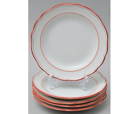 Fünf Gebäcktellerchen, Meissen, Mitte 20. Jh,Porzellan. Neuer Ausschnitt, korallenroter Rand, rotes Band. Schwertermarke, zwe