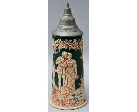 Bierkrug, Deutschland, Ende 19. Jh.Elfenbeinsteinzeug, formgepresst, grün/ braun bemalt. Verschlungener Asthenkel, schauseiti