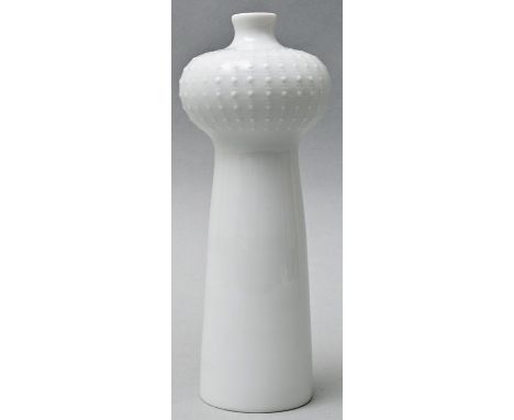 Vase, Meissen, 2. H. 20. Jh.Modell Monika Laue ca. 1970. Porzellan, weiß. Schwertermarke, 2 Schleifstriche. H. 20 cm Porcelai