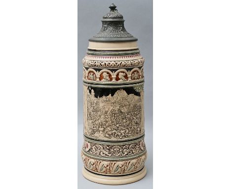 Großer Humpen, Deutschland, ca. 1890Elfenbeinsteinzeug, formgepresst, polychrom bemalt. Im Mittelfries vielfigurige Schlachts